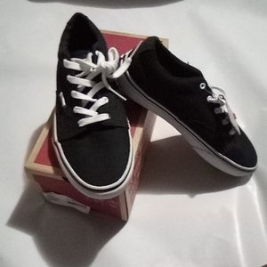 New Vans youth size 5.5 black & white new with tag